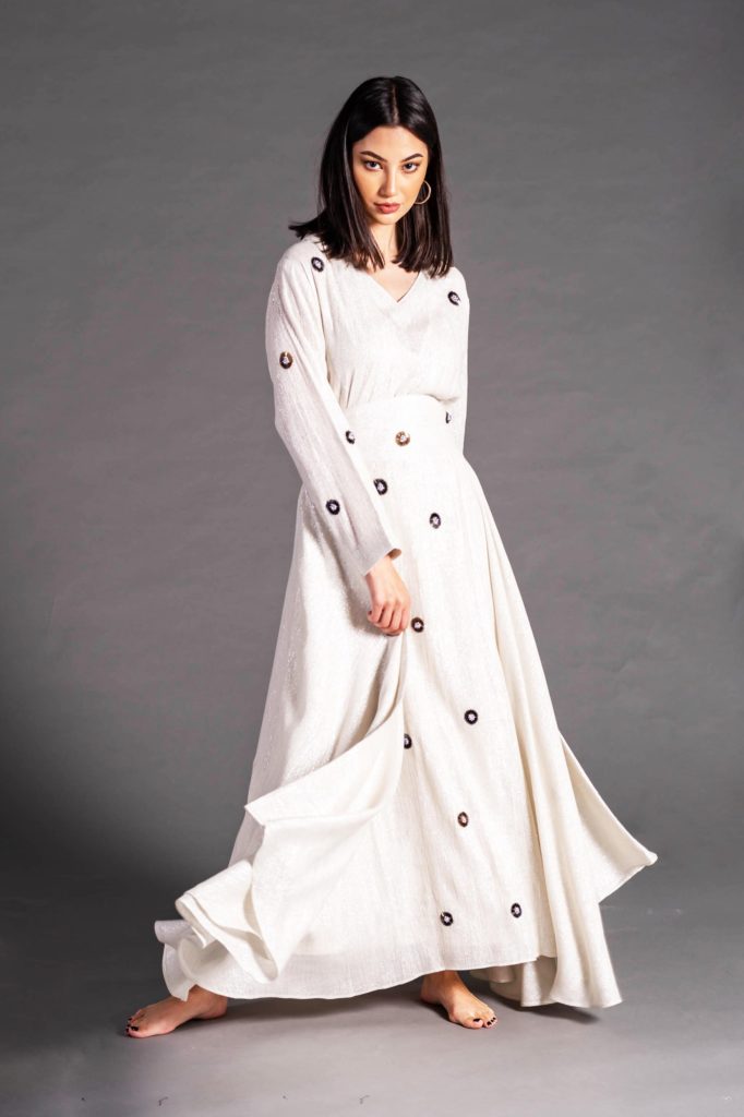 مجموعة رمضانيّة للمصممة السعودية ديمة عجلاني تحمل لؤلؤ بحريني وزخرفات سعوديّة