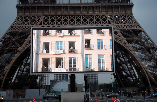 صور أبطال محاربى كورونا على شاشات عملاقه بمحيط "برج إيفل" تكريما لهم