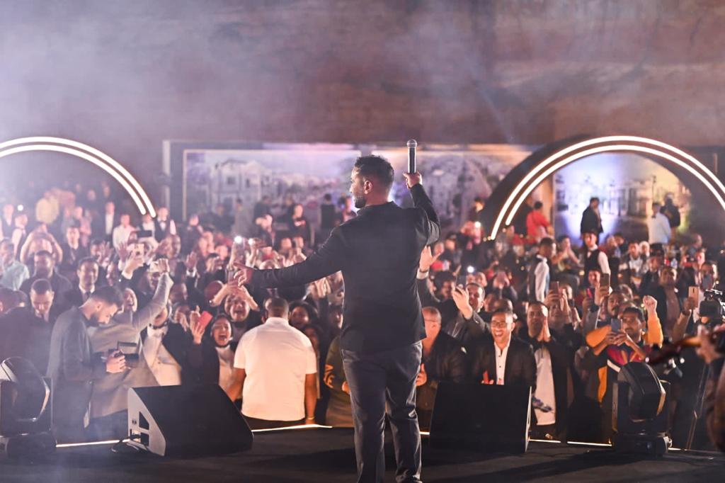 أحمد سعد يشعل العاصمة الإدارية بحفل عالمي ويستعد لجولة بالعالم العربي وأوروبا